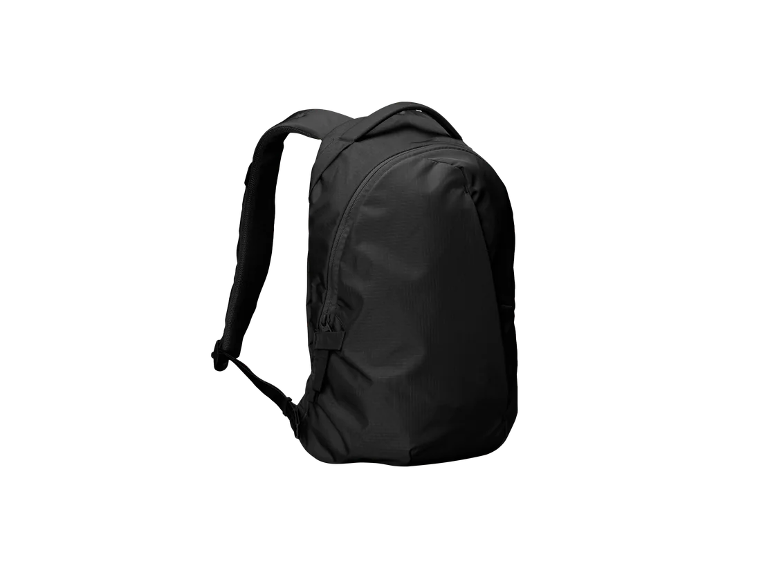 Able Carry Thirteen Daybag in black ripstop