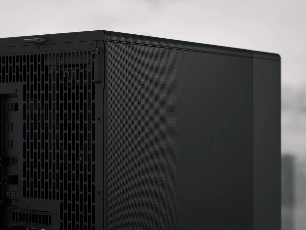 Fractal Design North XL front Type-C ports and walnut panel