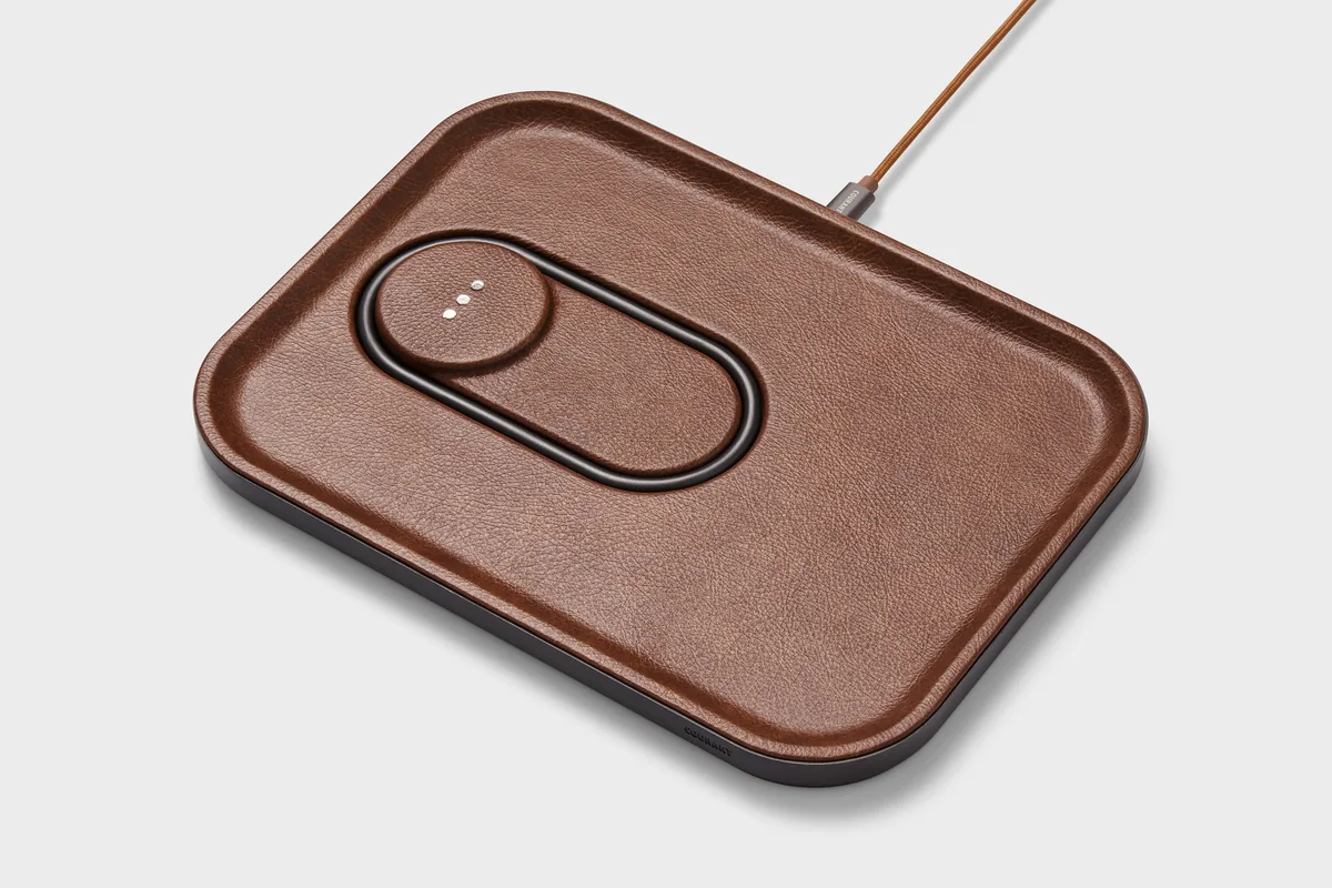 Courant MAG:3 Classics saddle leather charging tray angled on a light background