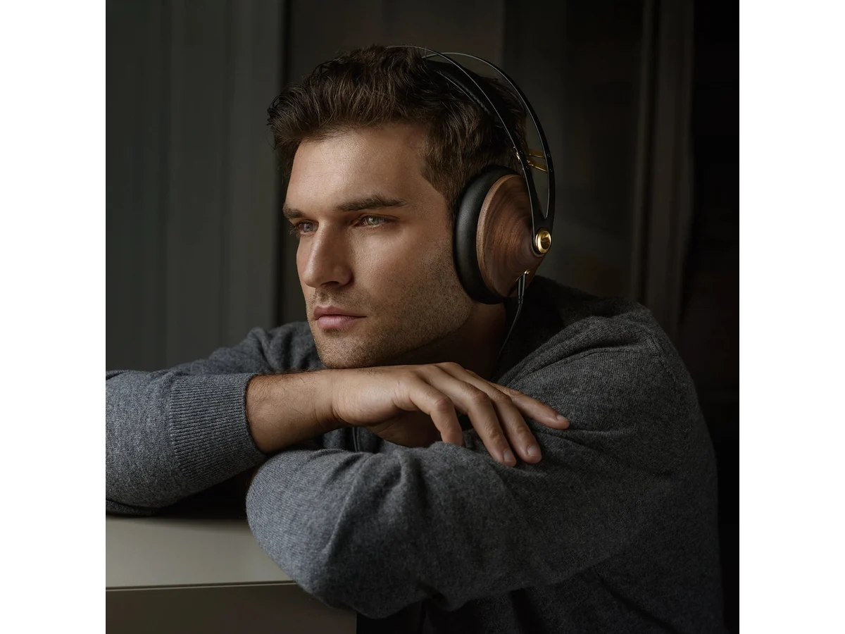 Meze 99 Classics 2nd Gen cable and headphone detail